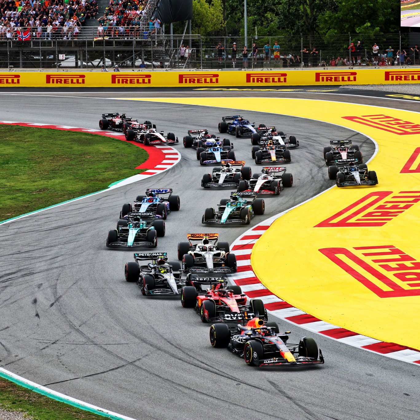 Max Verstappen (NLD) Red Bull Racing RB19 leads at the start of the race. Formula 1 World Championship, Rd 8, Spanish