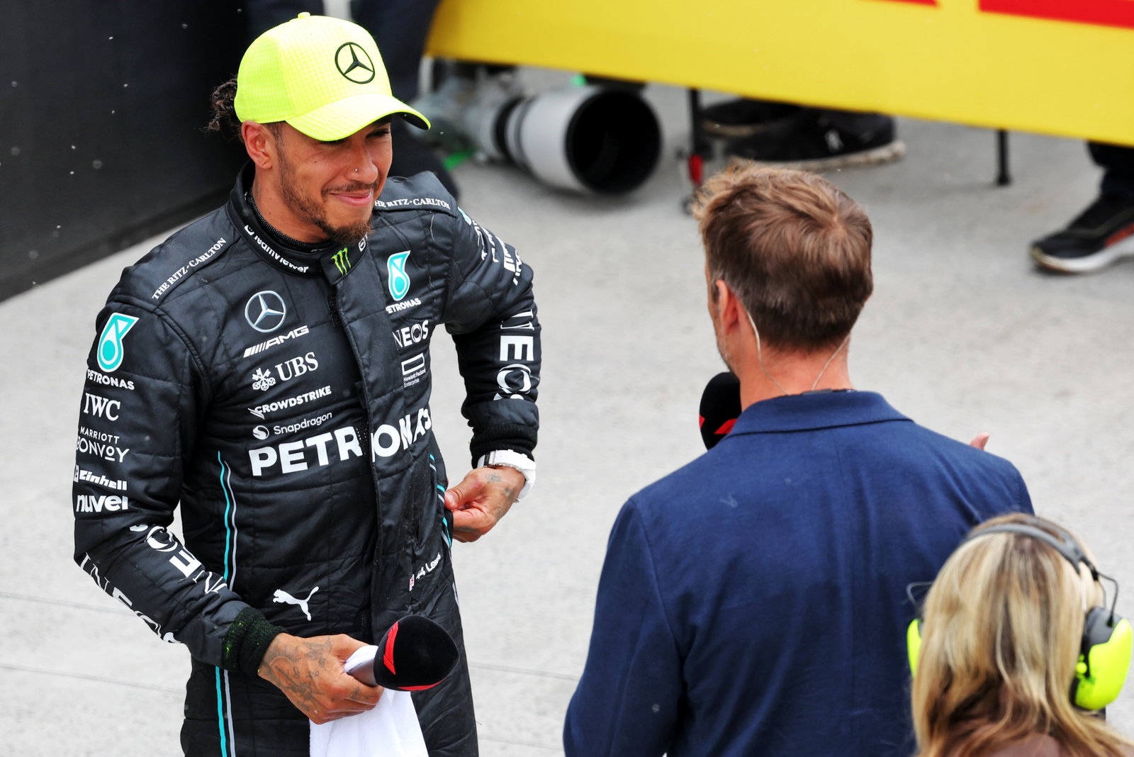 Lewis Hamilton (GBR) Mercedes AMG F1 dengan Jenson Button (GBR) Presenter Sky Sports F1 / Penasihat Senior Williams Racing di