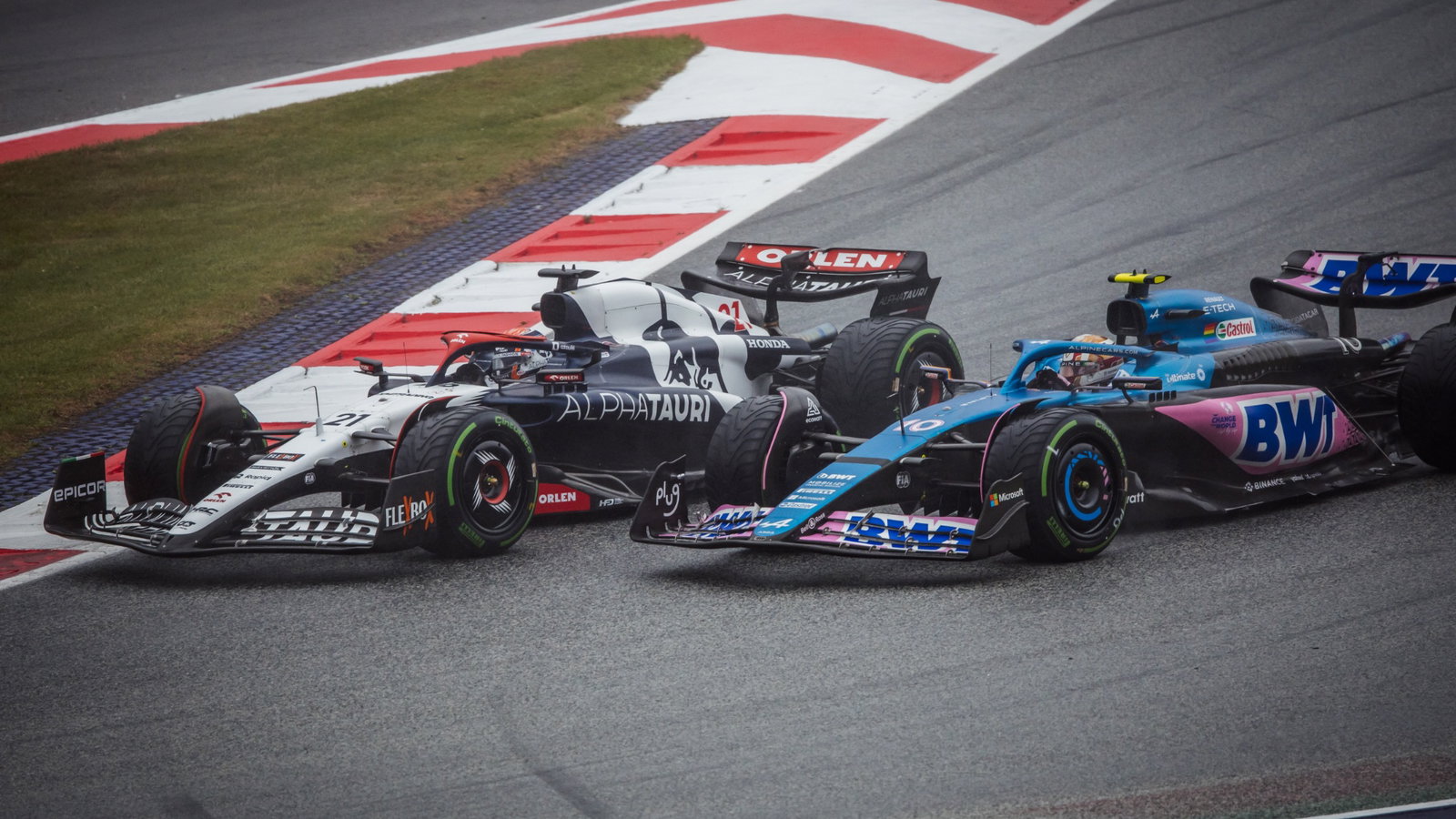 Nyck de Vries (NLD) AlphaTauri AT04 and Pierre Gasly (FRA) Alpine F1 Team A523 battle for position. Formula 1 World