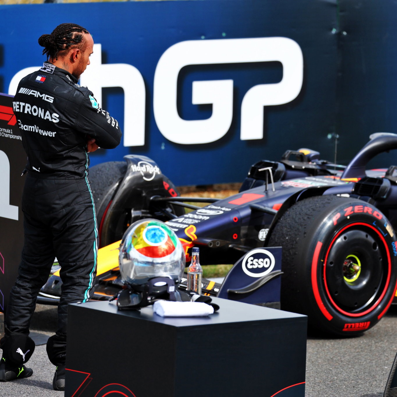 Lewis Hamilton (GBR) Mercedes AMG F1 W14 looks at the Red Bull Racing RB19 in parc ferme. Formula 1 World Championship, Rd