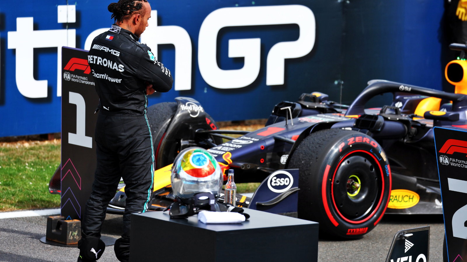 Lewis Hamilton (GBR) Mercedes AMG F1 W14 looks at the Red Bull Racing RB19 in parc ferme. Formula 1 World Championship, Rd