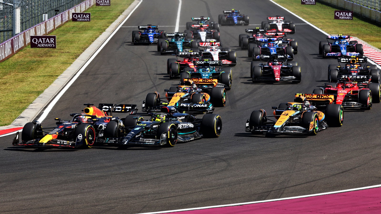 Max Verstappen (NLD) Red Bull Racing RB19 leads Lewis Hamilton (GBR) Mercedes AMG F1 W14 at the start of the race. Formula