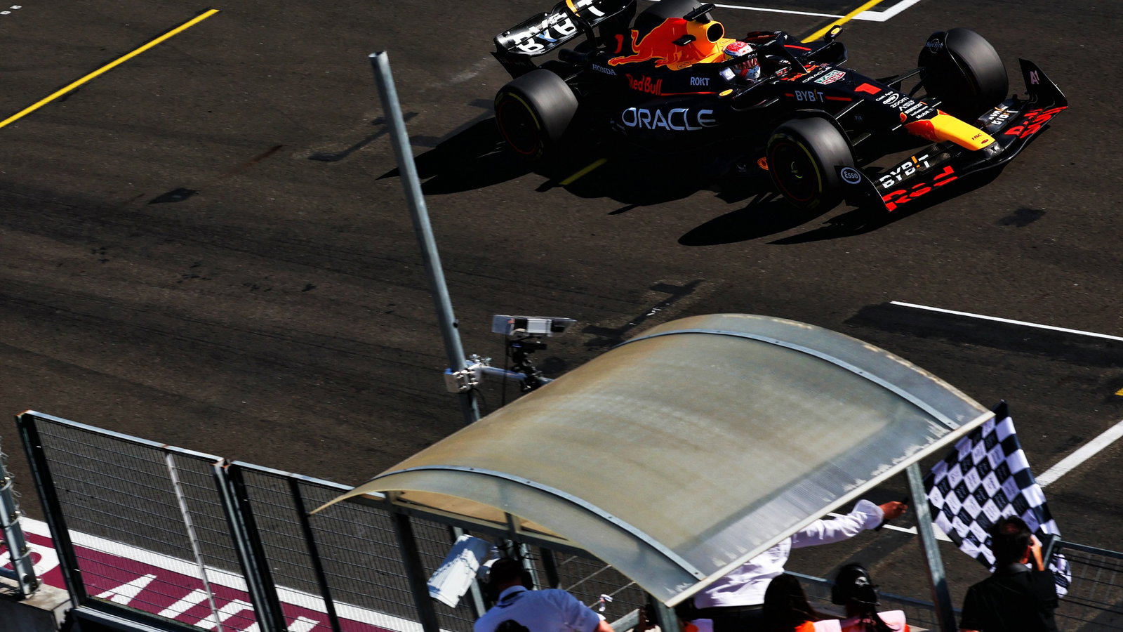Race winner Max Verstappen (NLD) Red Bull Racing RB19 takes the chequered flag at the end of the race. Formula 1 World