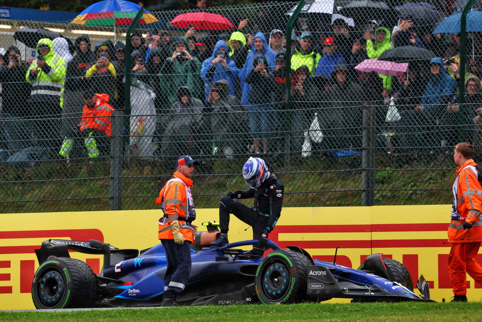 Logan Sargeant (AS ) Williams Racing FW45 meledak di sesi latihan pertama. Formula 1 World Championship, Rd 13,