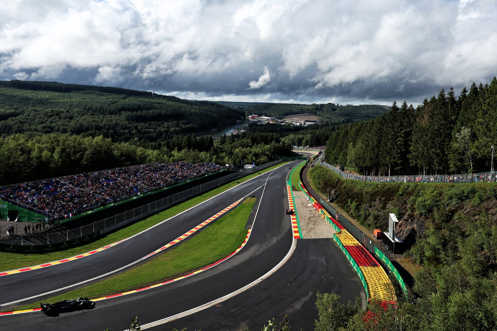 Max Verstappen (NLD) Red Bull Racing RB19 leads George Russell (GBR) Mercedes AMG F1 W14. Formula 1 World Championship, Rd