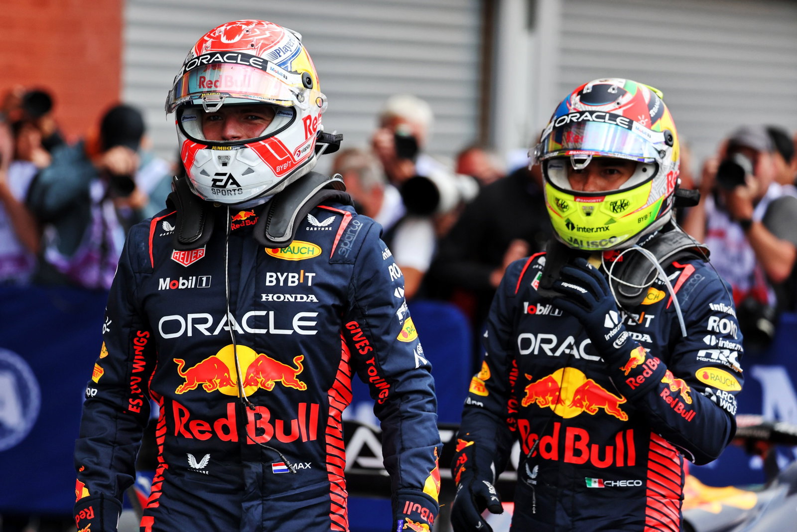 (Kiri ke R ): Pemenang balapan Max Verstappen (NLD) Red Bull Racing merayakan dengan rekan setimnya yang berada di posisi kedua Sergio Perez (MEX) Red