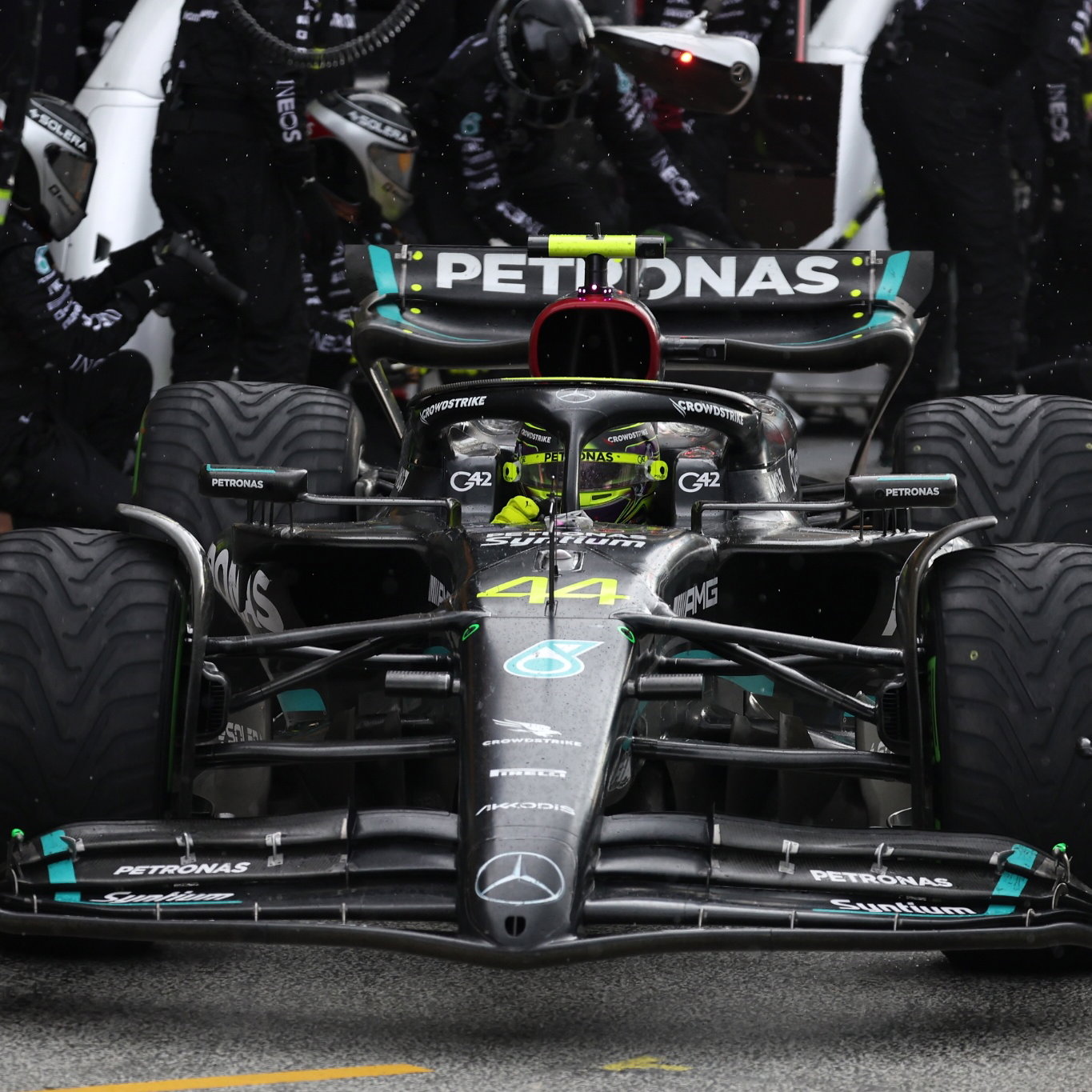 Lewis Hamilton (GBR) Mercedes AMG F1 W14 makes a pit stop. Formula 1 World Championship, Rd 14, Dutch Grand Prix,