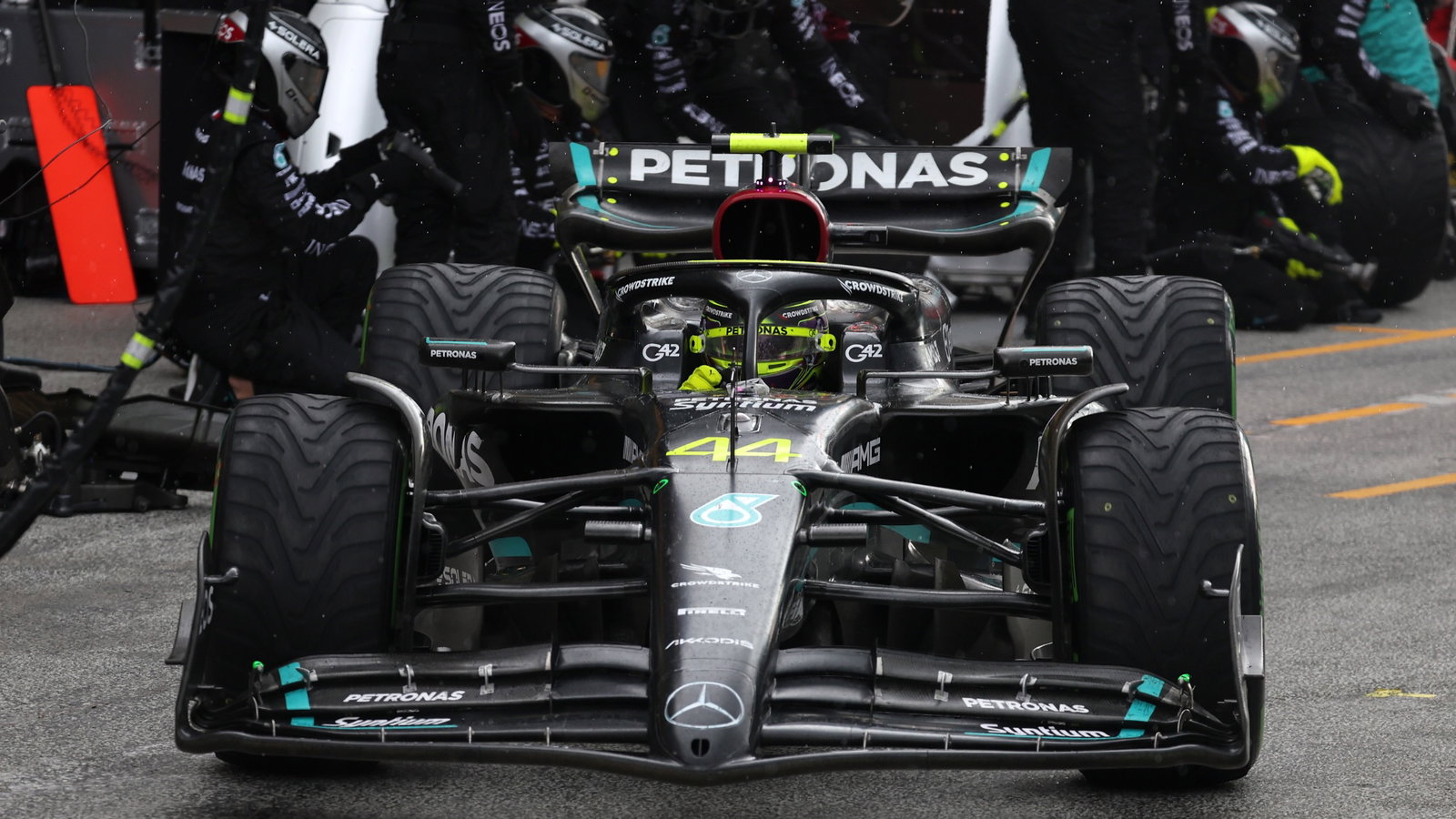 Lewis Hamilton (GBR) Mercedes AMG F1 W14 makes a pit stop. Formula 1 World Championship, Rd 14, Dutch Grand Prix,