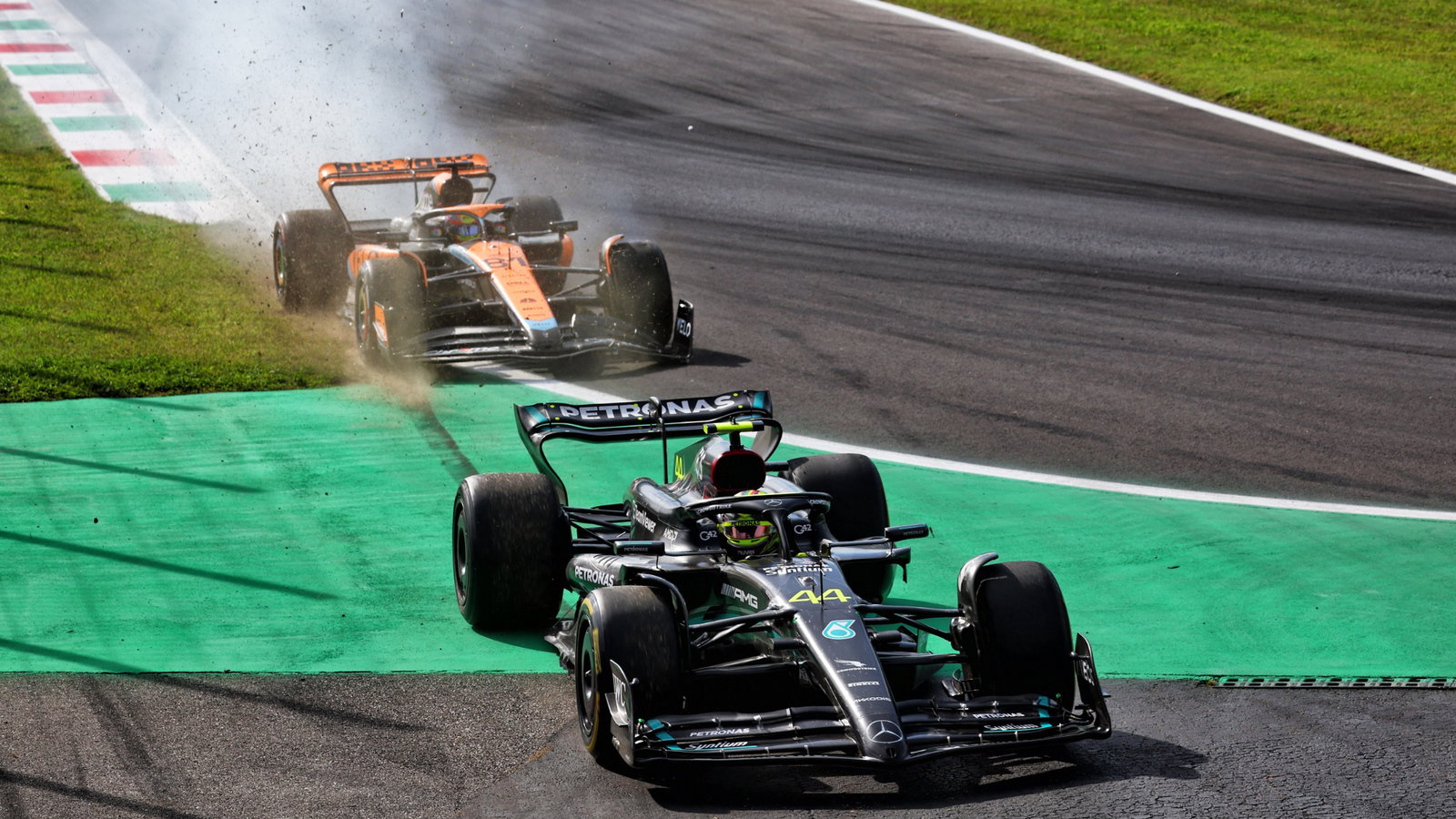 Lewis Hamilton (GBR) Mercedes AMG F1 W14 and Oscar Piastri (AUS) McLaren MCL60 battle for position. Formula 1 World