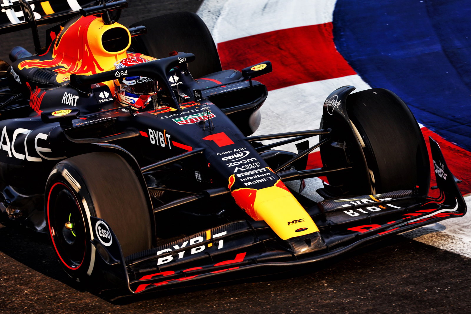 Max Verstappen (NLD) Red Bull Racing RB19. Formula 1 World Championship, Rd 16, Singapore Grand Prix, Marina Bay Street
