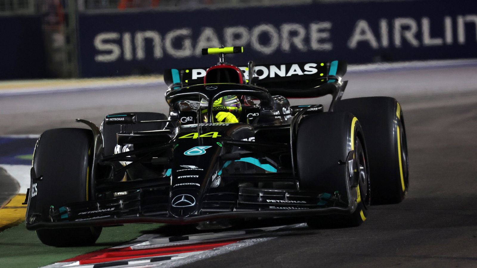Lewis Hamilton (GBR) Mercedes AMG F1 W14. Formula 1 World Championship, Rd 16, Singapore Grand Prix, Marina Bay Street
