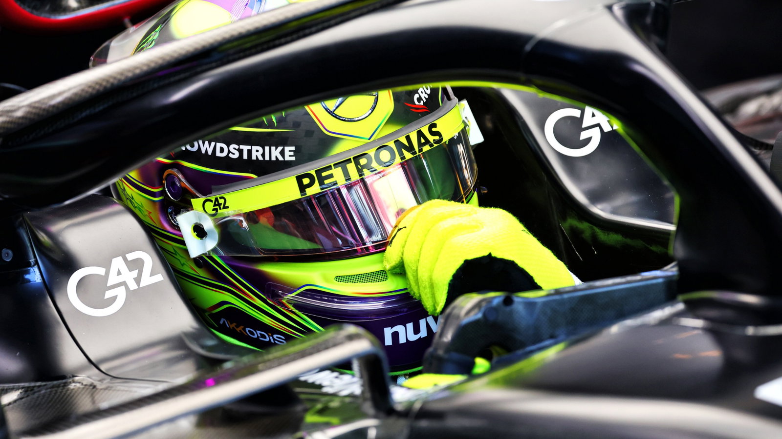 Lewis Hamilton (GBR) Mercedes AMG F1 W14 in the pits. Formula 1 World Championship, Rd 16, Singapore Grand Prix, Marina