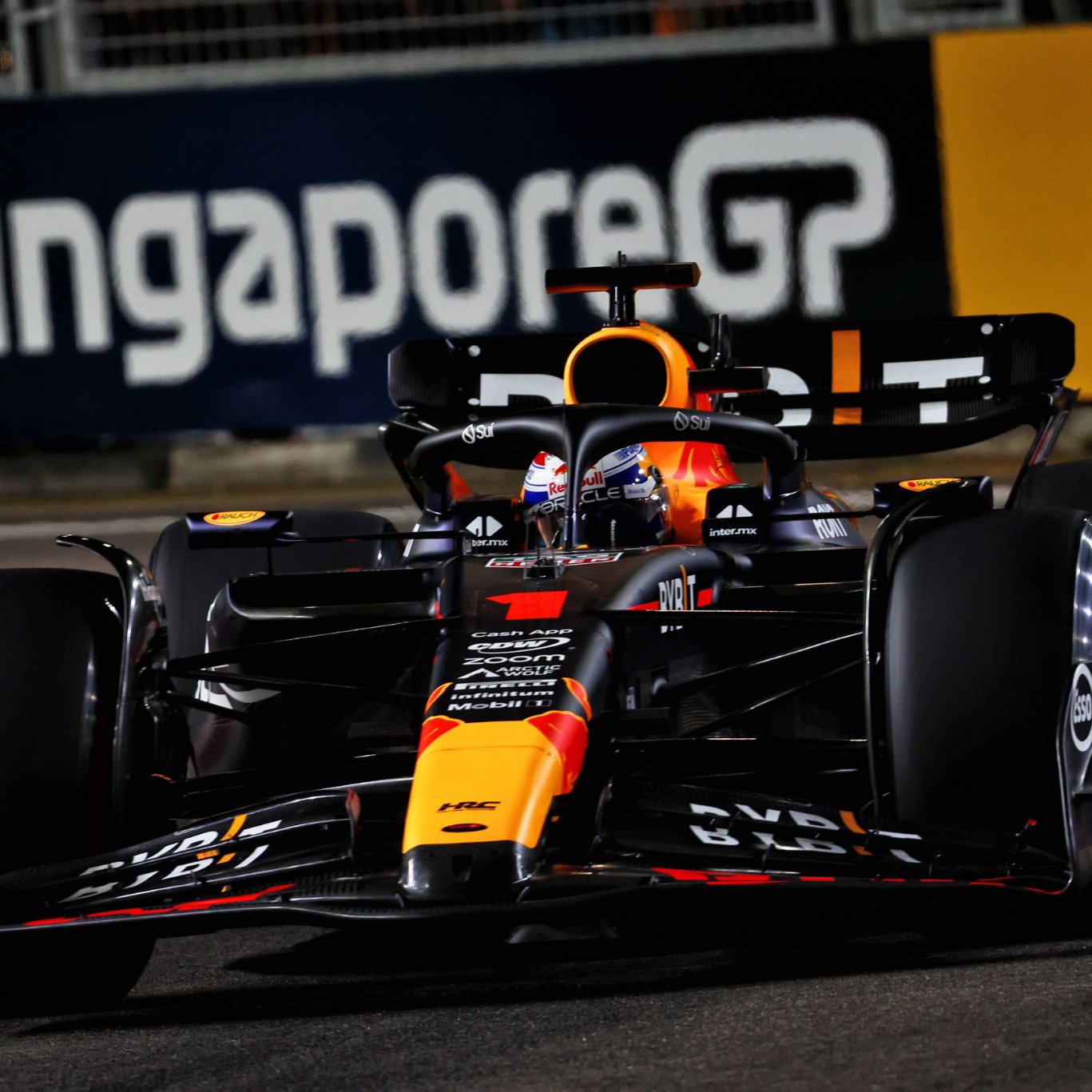 Max Verstappen (NLD) Red Bull Racing RB19. Formula 1 World Championship, Rd 16, Singapore Grand Prix, Marina Bay Street