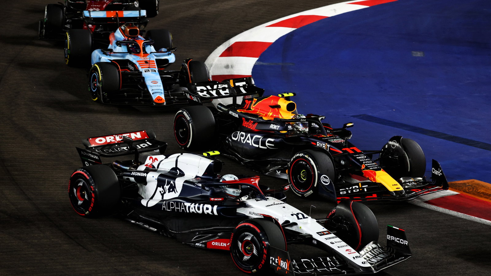 Yuki Tsunoda (JPN) AlphaTauri AT04 and Sergio Perez (MEX) Red Bull Racing RB19 at the start of the race. Formula 1 World