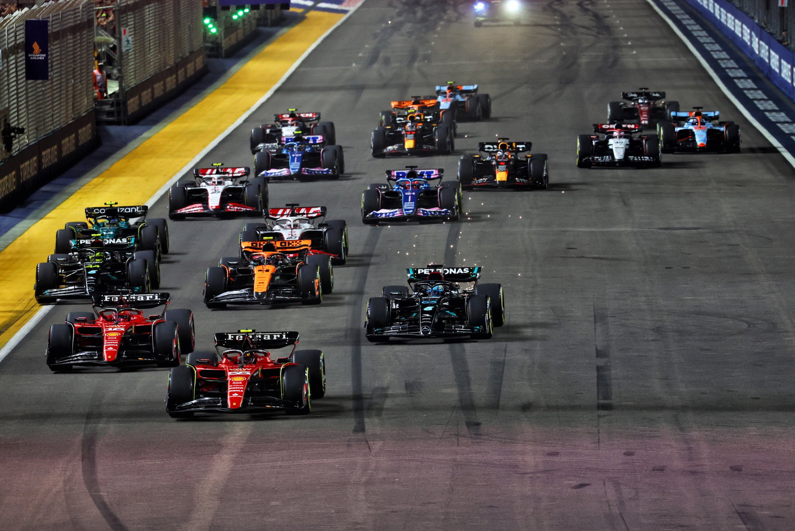 Carlos Sainz Jr ( ESP) Ferrari SF-23 memimpin di awal balapan.Kejuaraan Dunia Formula 1, Rd 16, Singapore Grand