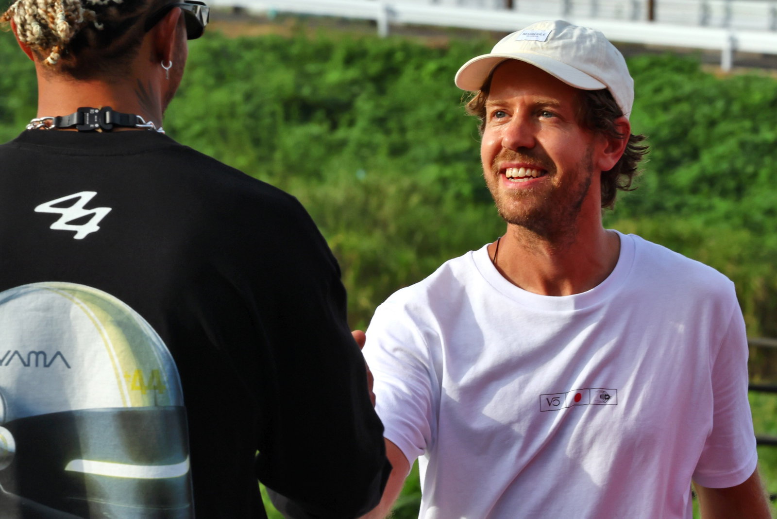 (Kiri ke R ): Lewis Hamilton (GBR) Mercedes AMG F1 dengan Sebastian Vettel (GER) - Bee Hotel di Buzzin' Corner. Dunia Formula 1