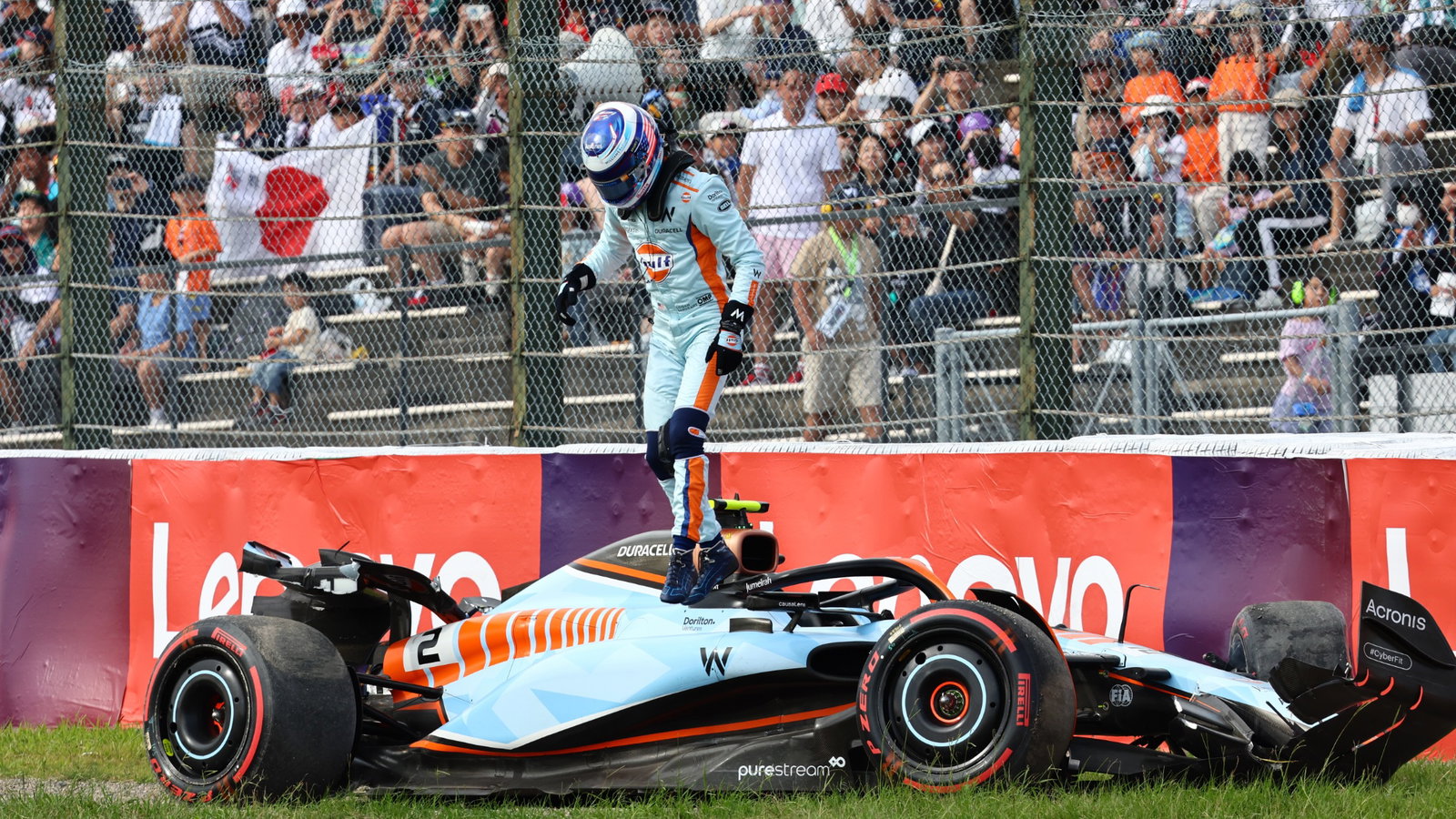 Logan Sargeant (USA) Williams Racing FW45 crashed out of qualifying. Formula 1 World Championship, Rd 17, Japanese Grand