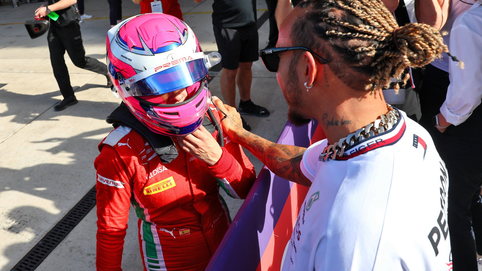 Race winner and Champion Marta Garcia (ESP) Prema Racing celebrates in parc ferme with Lewis Hamilton (GBR) Mercedes AMG