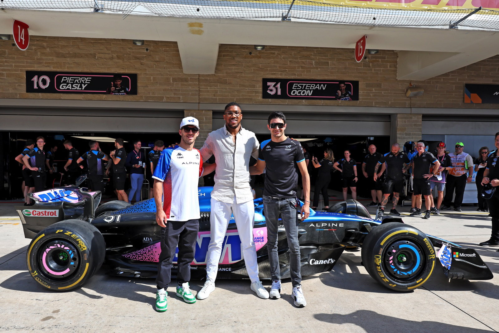 (Kiri ke Kanan): Tim F1 Alpine Pierre Gasly (FRA) dengan Petinju Anthony Joshua (GBR) dan Investor Tim F1 Otro Capital Alpine dan