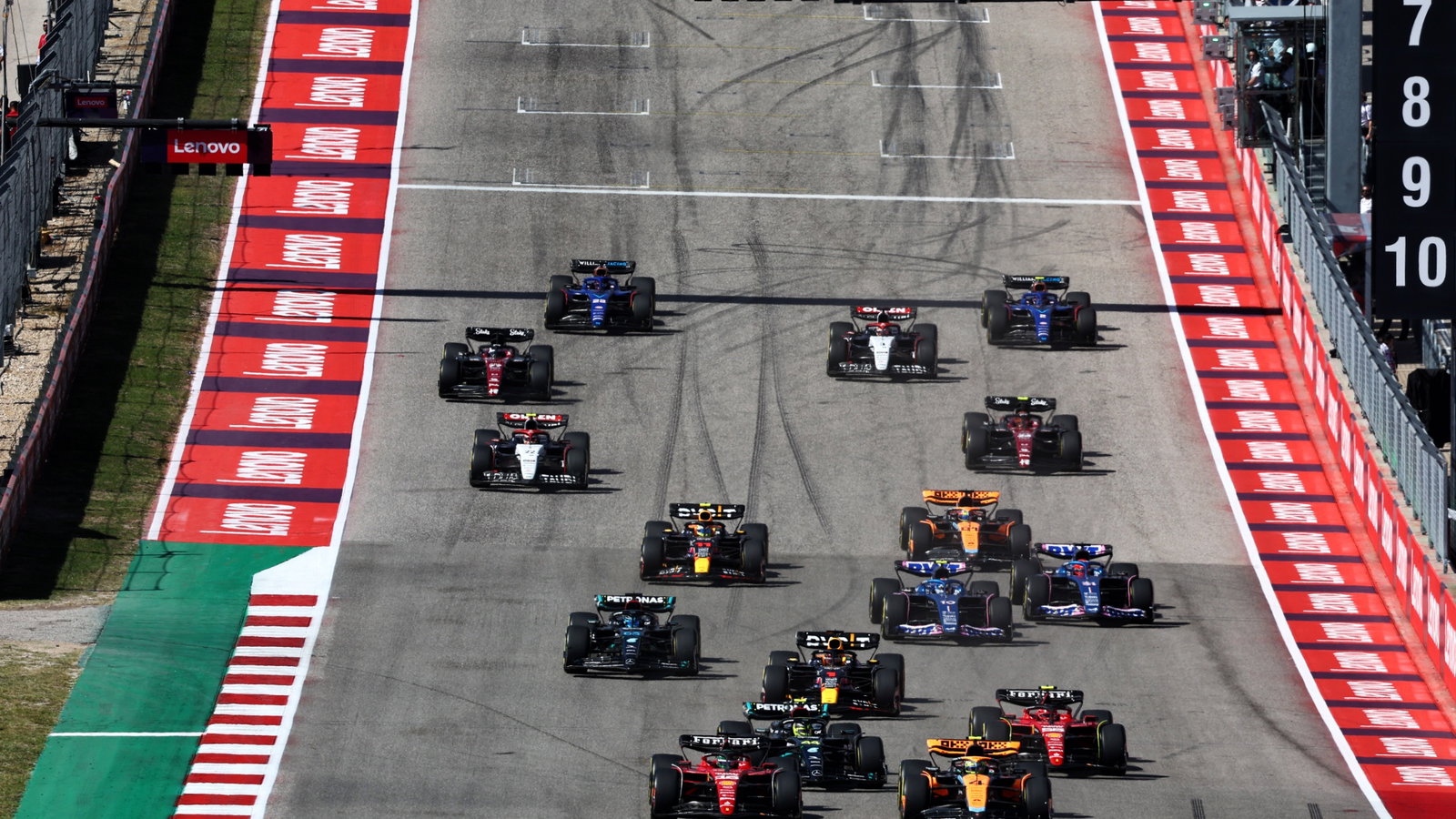 Charles Leclerc (MON) Ferrari SF-23 and Lando Norris (GBR) McLaren MCL60 at the start of the race. Formula 1 World
