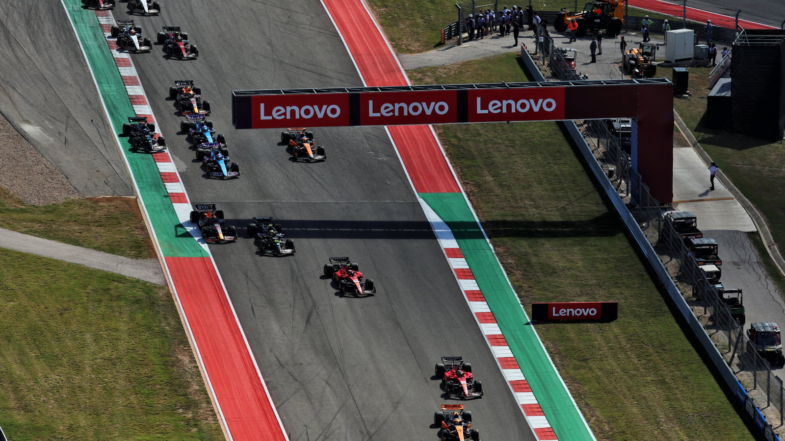 Lando Norris (GBR) McLaren MCL60 leads at the start of the race. Formula 1 World Championship, Rd 19, United States Grand
