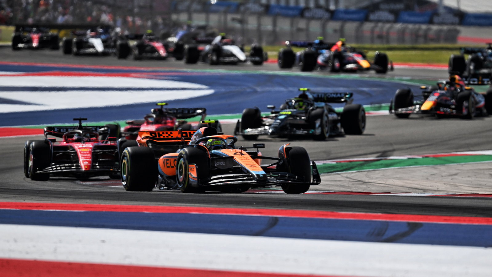 Lando Norris (GBR) McLaren MCL60 leads at the start of the race. Formula 1 World Championship, Rd 19, United States Grand
