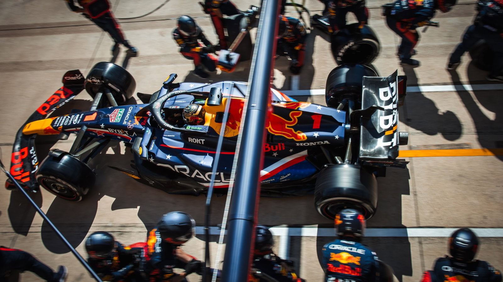 Max Verstappen (NLD) Red Bull Racing RB19 makes a pit stop. Formula 1 World Championship, Rd 19, United States Grand Prix,