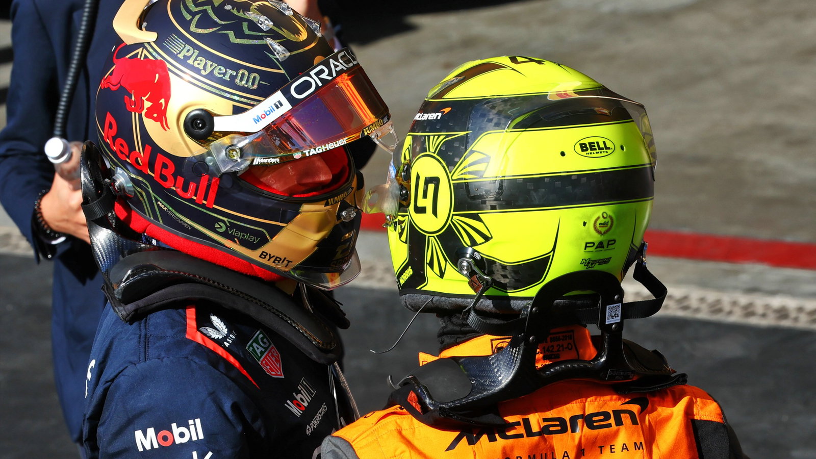 (L to R): Race winner Max Verstappen (NLD) Red Bull Racing in parc ferme with second placed Lando Norris (GBR) McLaren.
