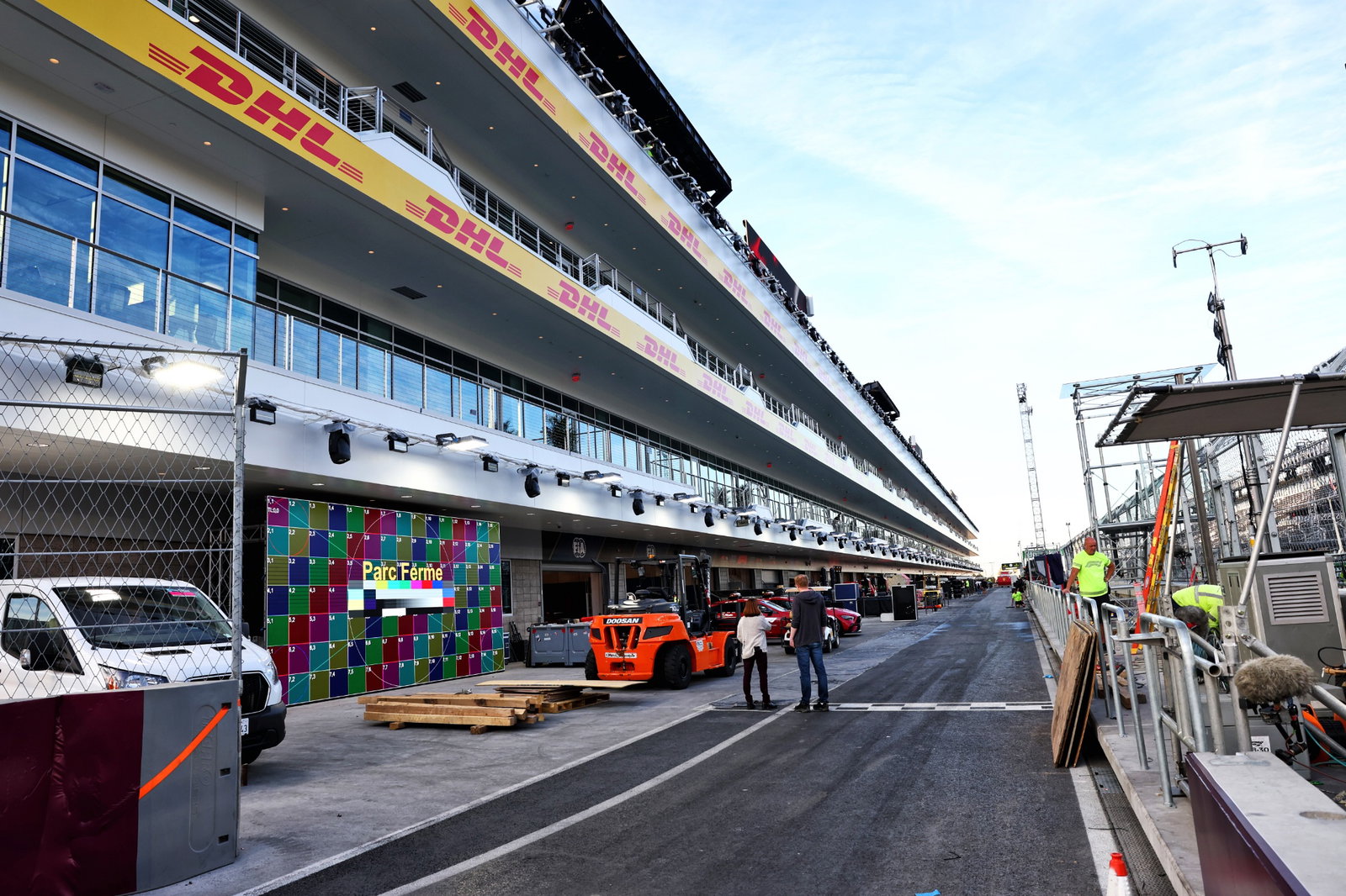Suasana sirkuit - lubang persiapan jalur. Kejuaraan Dunia Formula 1, Rd 22, Grand Prix Las Vegas, Las Vegas, Nevada,