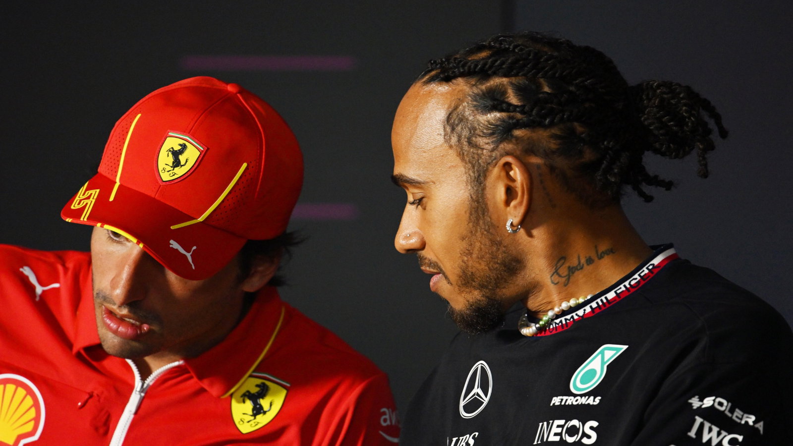 (L to R): Carlos Sainz Jr (ESP) Ferrari and Lewis Hamilton (GBR) Mercedes AMG F1 in the FIA Press Conference. Formula 1