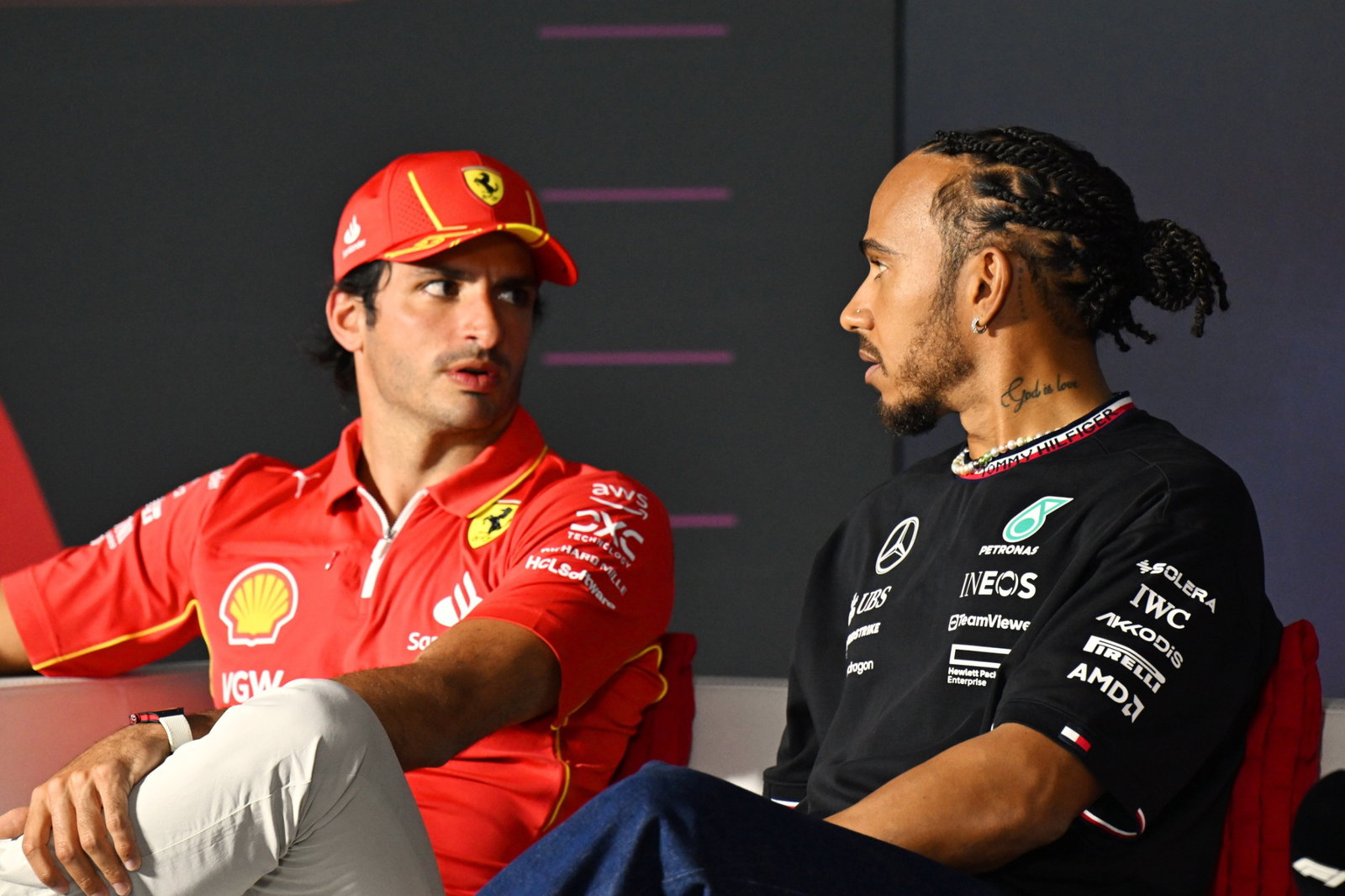 (L to R): Carlos Sainz Jr (ESP) Ferrari and Lewis Hamilton (GBR) Mercedes AMG F1 in the FIA Press Conference. Formula 1