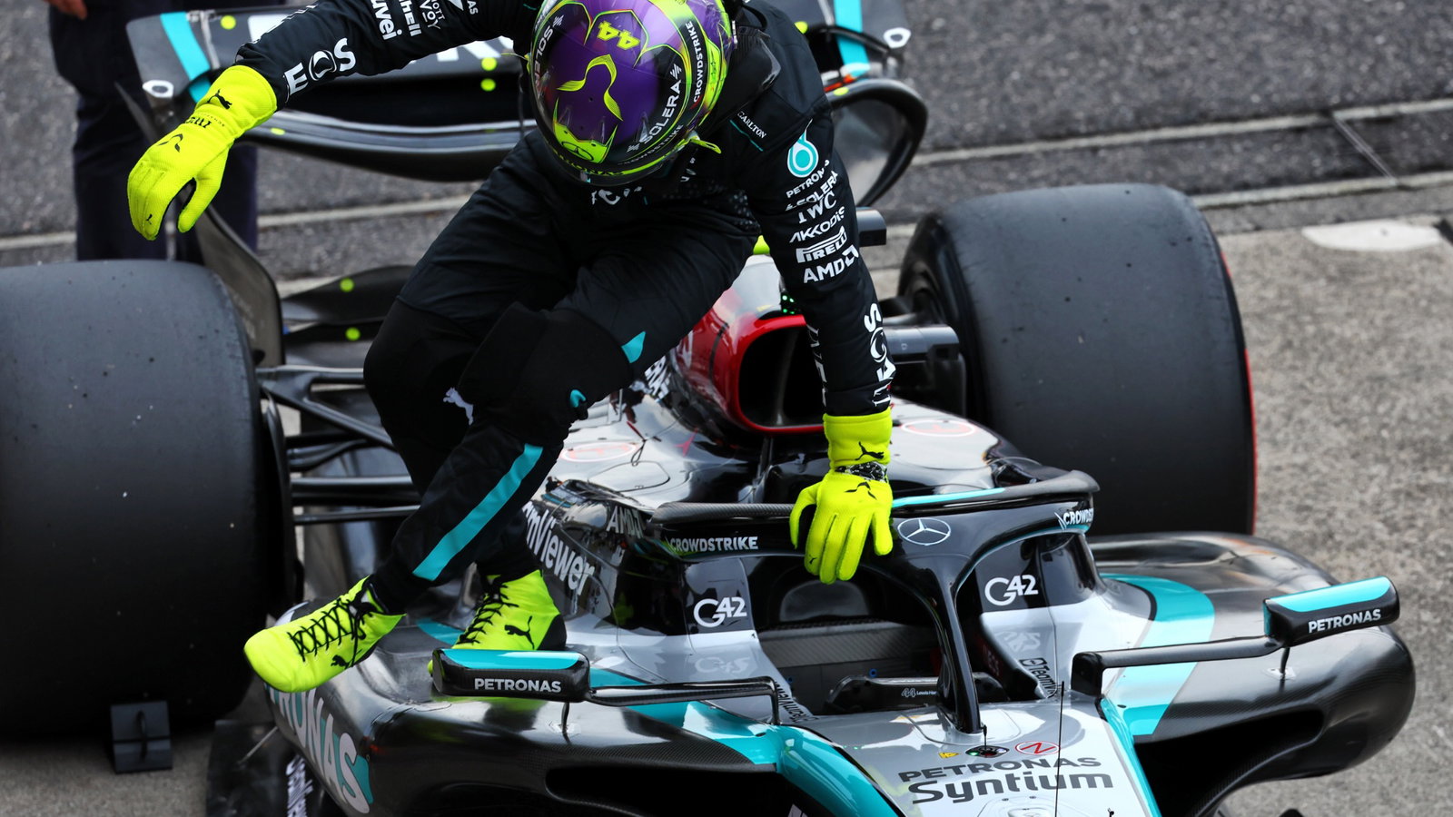 Lewis Hamilton (GBR) Mercedes AMG F1 W15 in qualifying parc ferme. Formula 1 World Championship, Rd 4, Japanese Grand