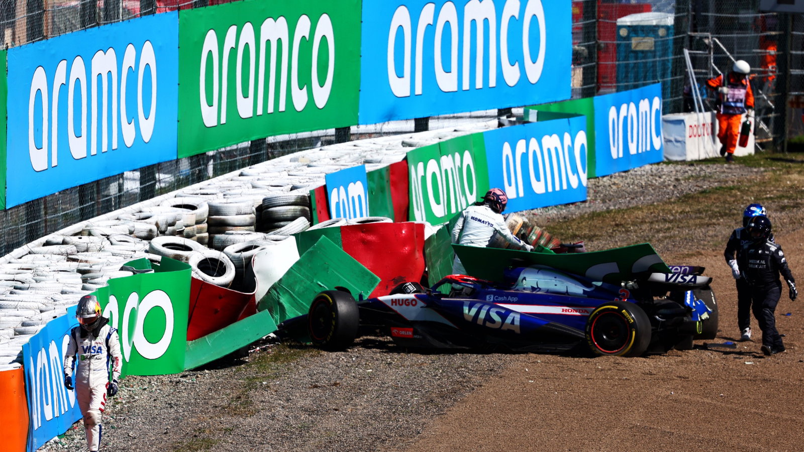 Daniel Ricciardo (AUS) RB VCARB 01 and Alexander Albon (THA) Williams Racing FW46 crashed at the start of the race.