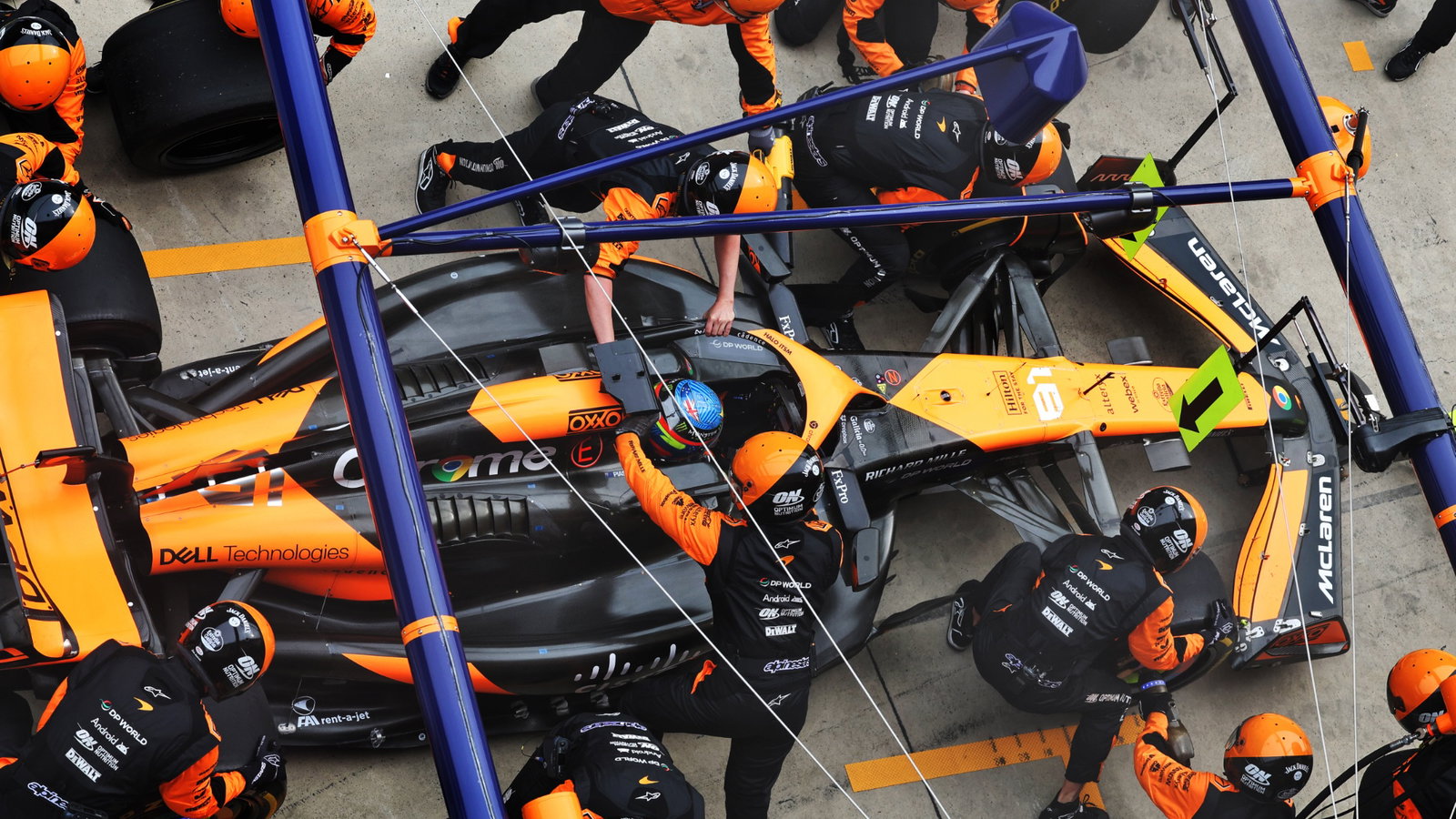 Oscar Piastri (AUS) McLaren MCL38 makes a pit stop. Formula 1 World Championship, Rd 5, Chinese Grand Prix, Shanghai,