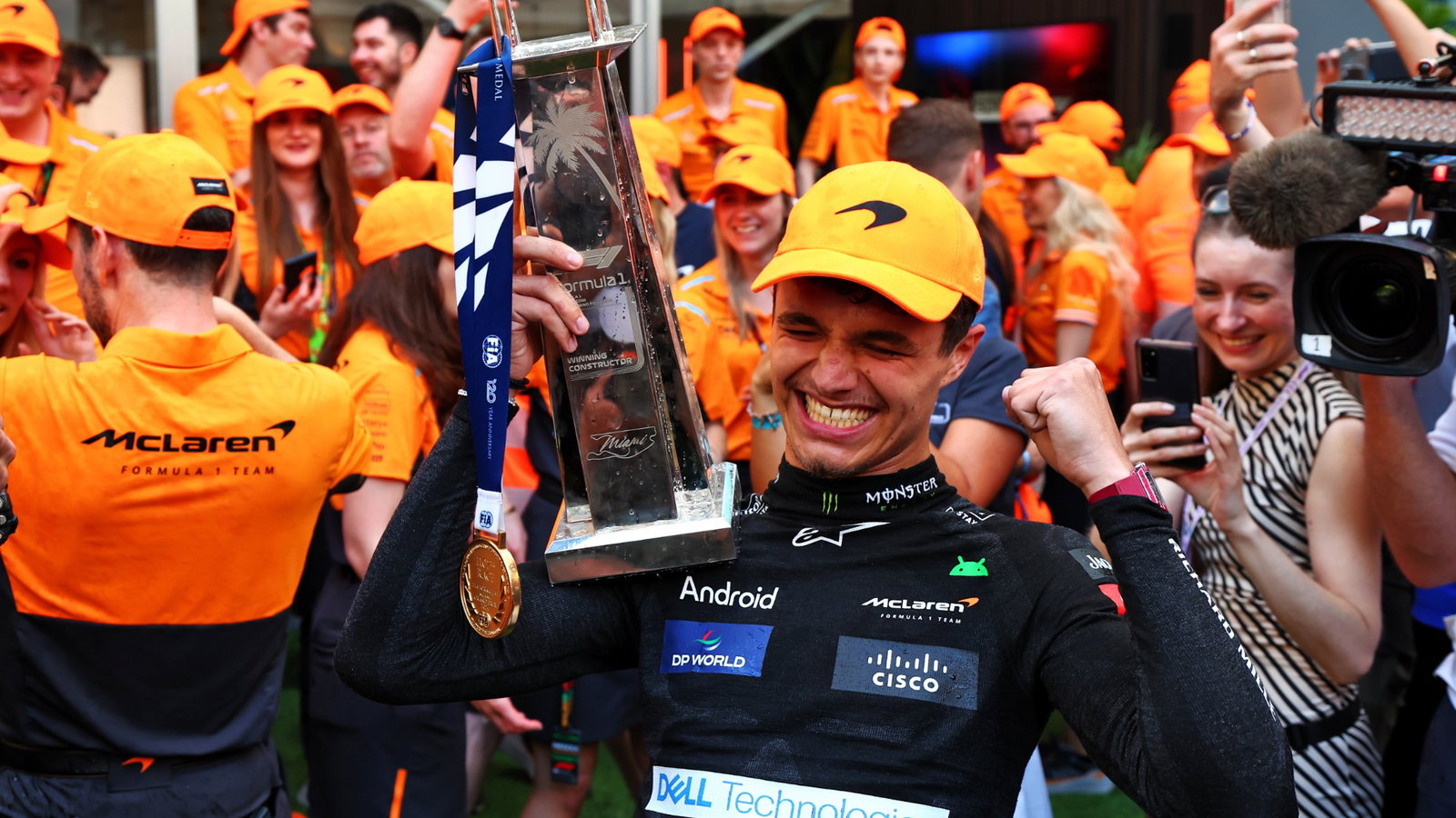 Race winner Lando Norris (GBR) McLaren celebrates with the team. Formula 1 World Championship, Rd 6, Miami Grand Prix,