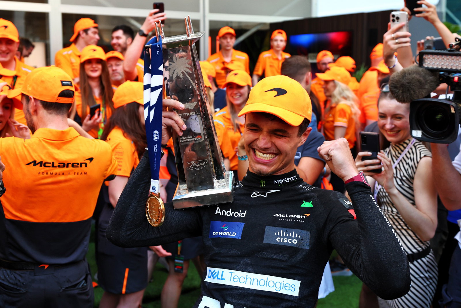 Race winner Lando Norris (GBR) McLaren celebrates with the team. Formula 1 World Championship, Rd 6, Miami Grand Prix,