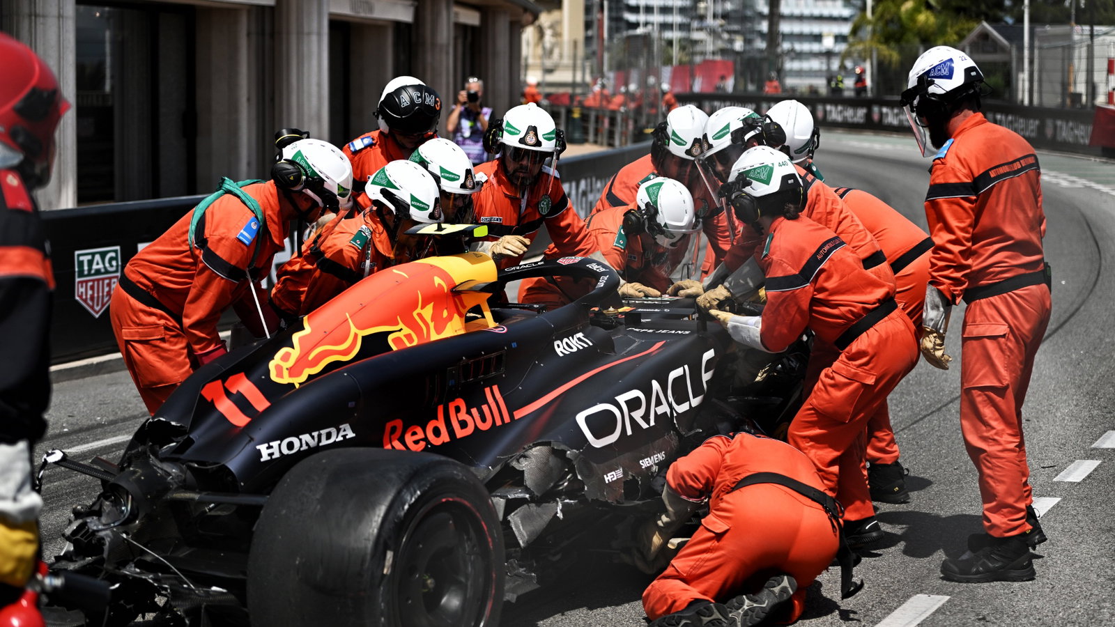 The Red Bull Racing RB20 of Sergio Perez (MEX) Red Bull Racing removed by marshals after the race stopping start crash.