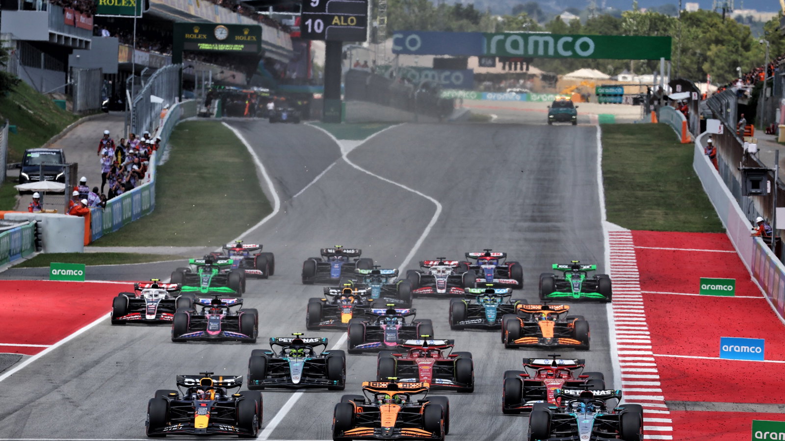 George Russell (GBR) Mercedes AMG F1 W15 leads Lando Norris (GBR) McLaren MCL38 and Max Verstappen (NLD) Red Bull Racing