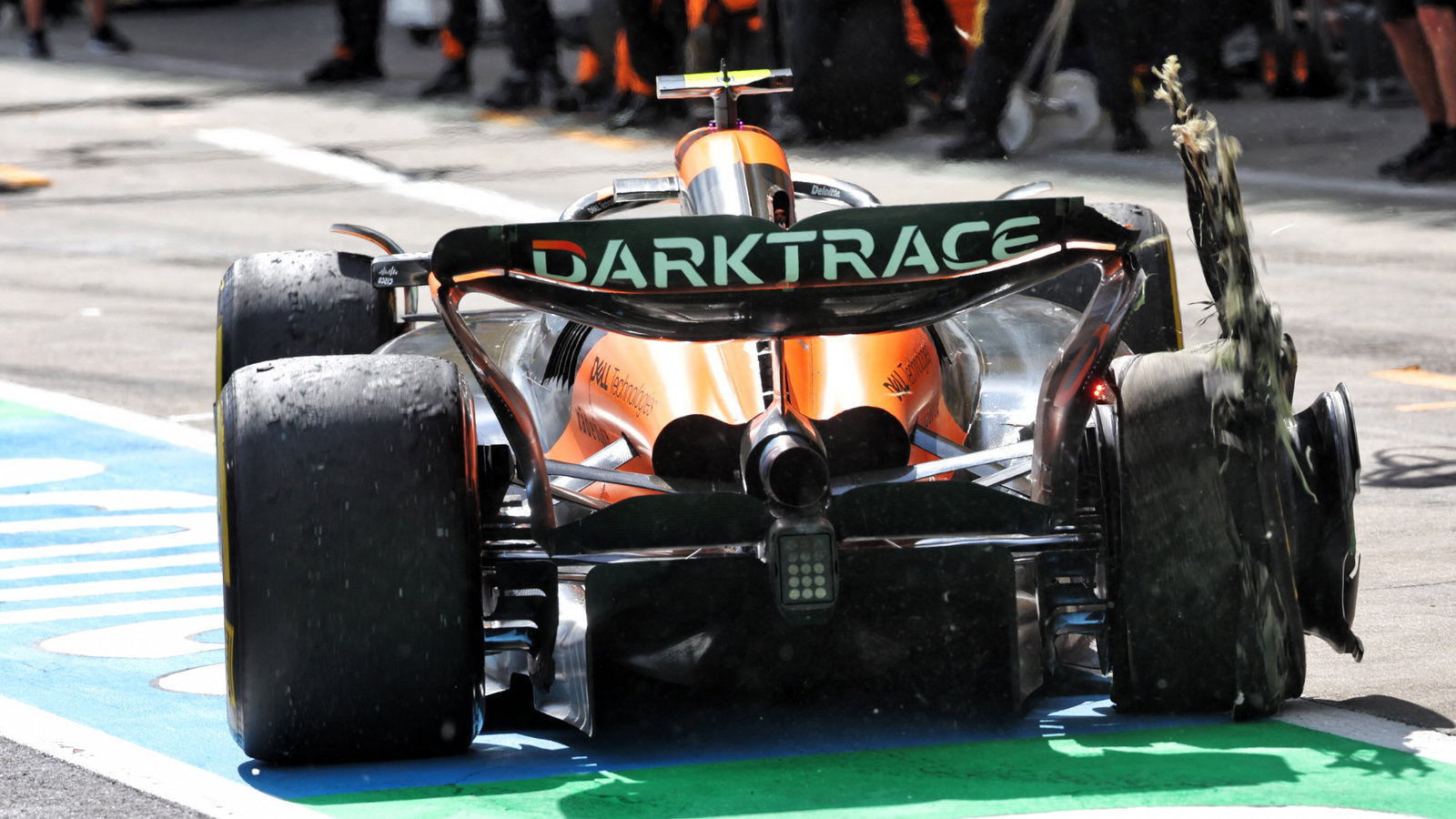 Lando Norris (GBR) McLaren MCL38 makes a pit stop with a puncture after contact with Max Verstappen (NLD) Red Bull Racing