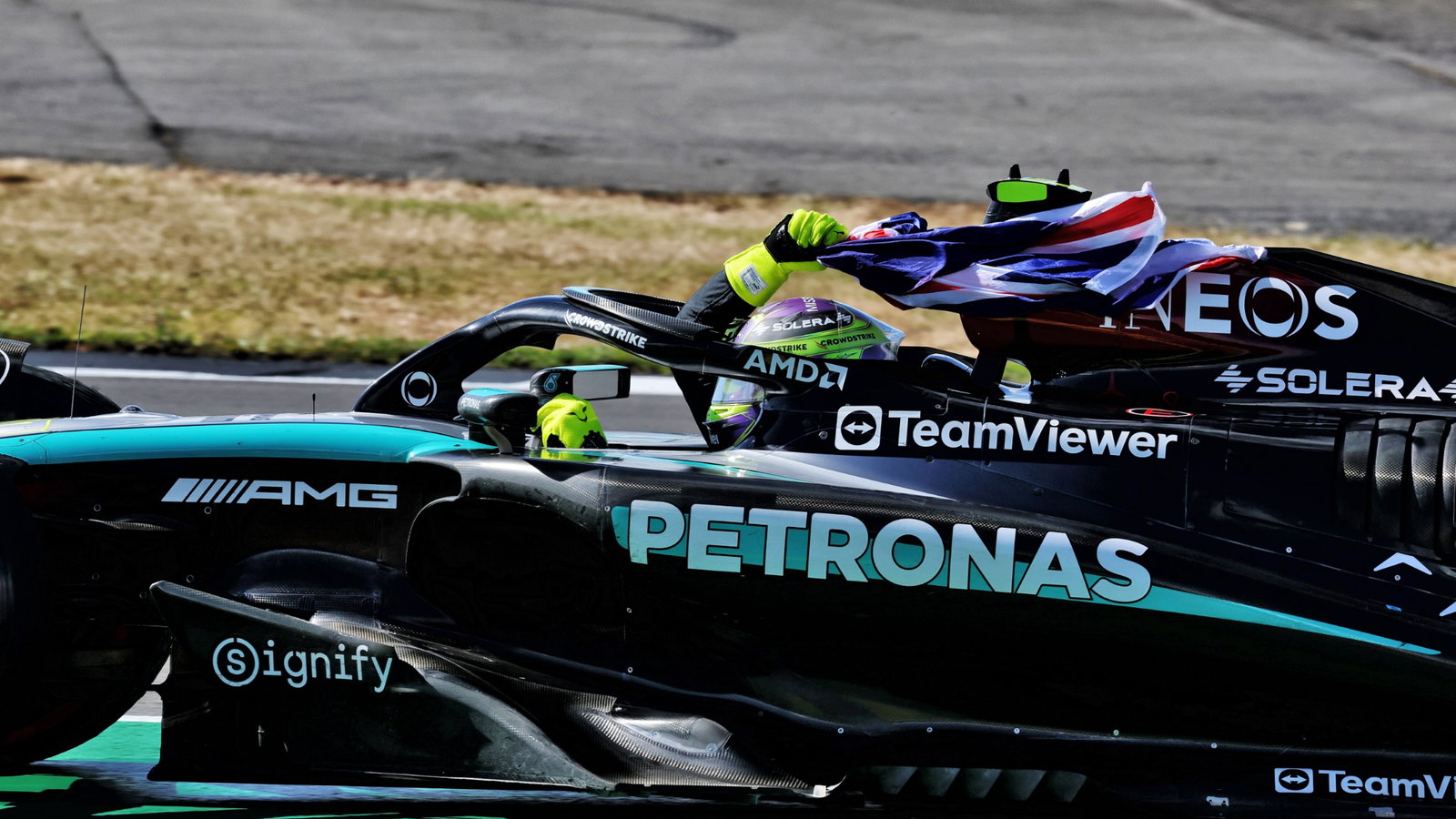 Race winner Lewis Hamilton (GBR) Mercedes AMG F1 W15 celebrates at the end of the race. Formula 1 World Championship, Rd