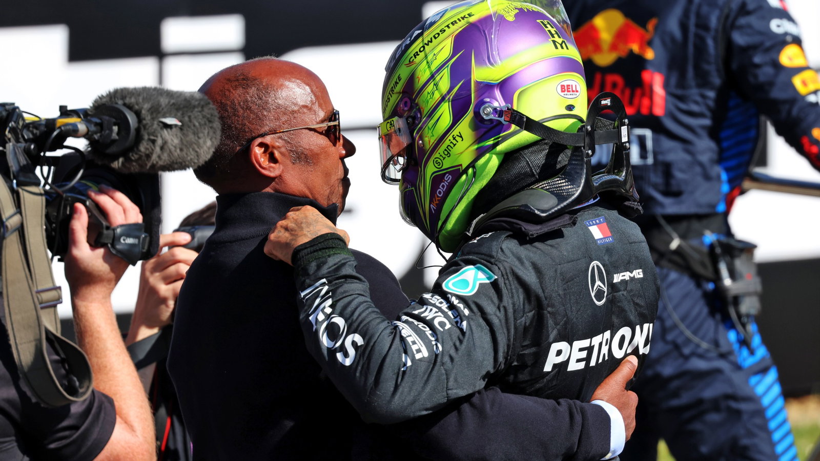 Race winner Lewis Hamilton (GBR) Mercedes AMG F1 celebrates in parc ferme with his father Anthony Hamilton (GBR). Formula