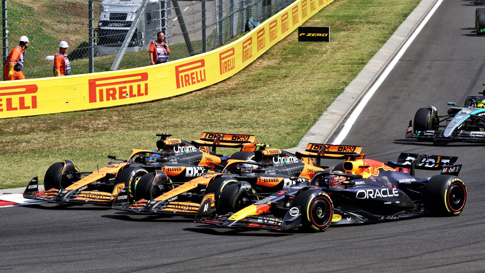(L to R): Oscar Piastri (AUS) McLaren MCL38; Lando Norris (GBR) McLaren MCL38; and Max Verstappen (NLD) Red Bull Racing