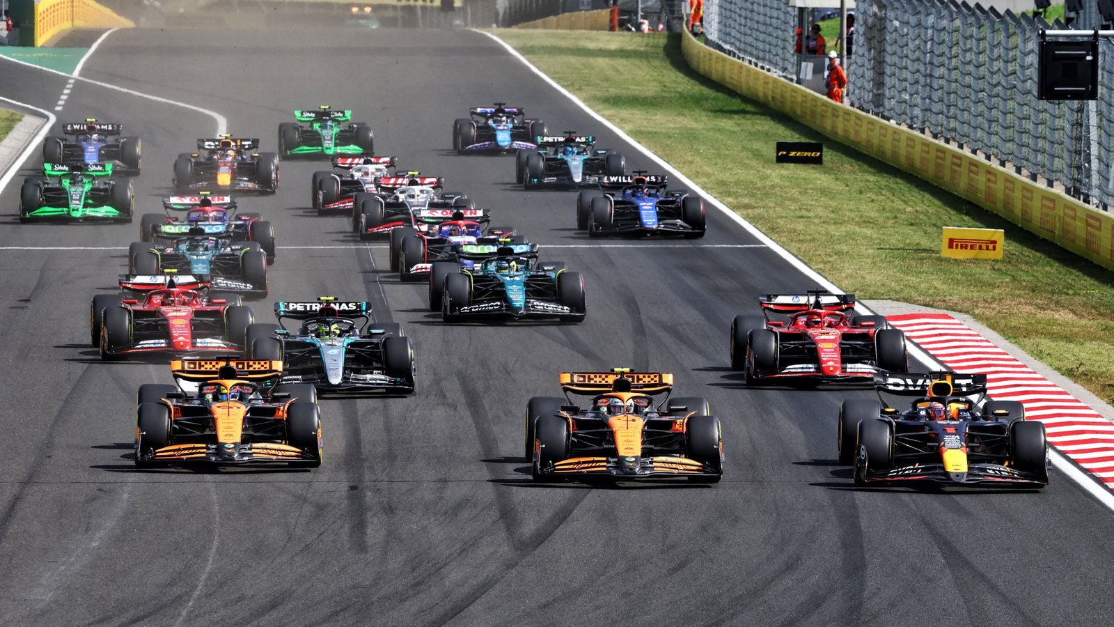 (L to R): Oscar Piastri (AUS) McLaren MCL38; Lando Norris (GBR) McLaren MCL38; and Max Verstappen (NLD) Red Bull Racing
