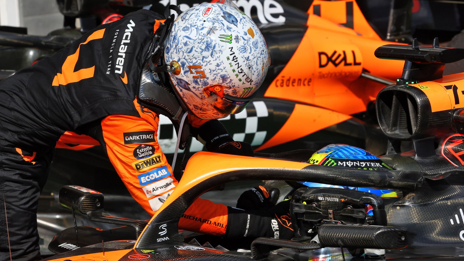 Rew Oscar Piastri (AUS) McLaren MCL38 celebrates with second placed team mate Lando Norris (GBR) McLaren MCL38 in parc