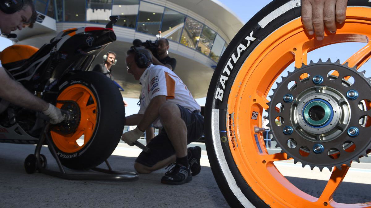 Bridgestone tyre change, Spanish MotoGP 2014