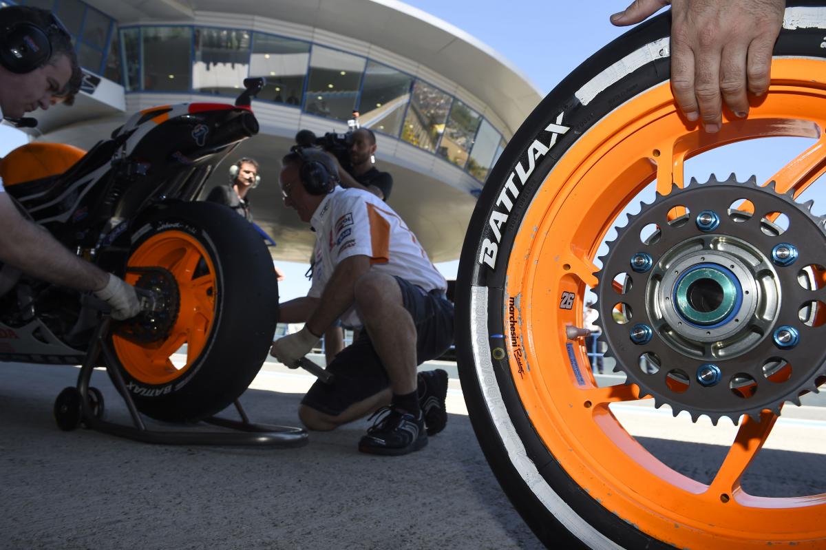 Bridgestone tyre change, Spanish MotoGP 2014