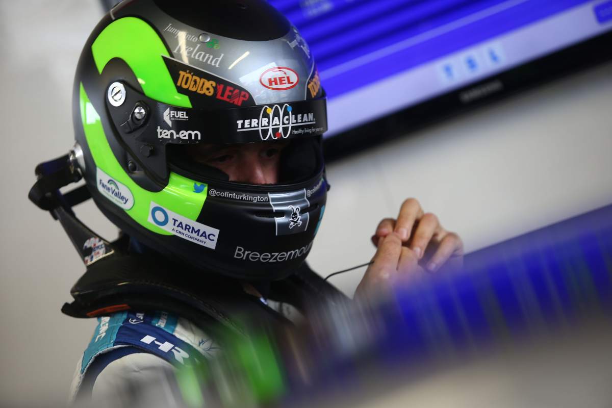 Rockingham: Smith holds on for first BTCC win since 2014