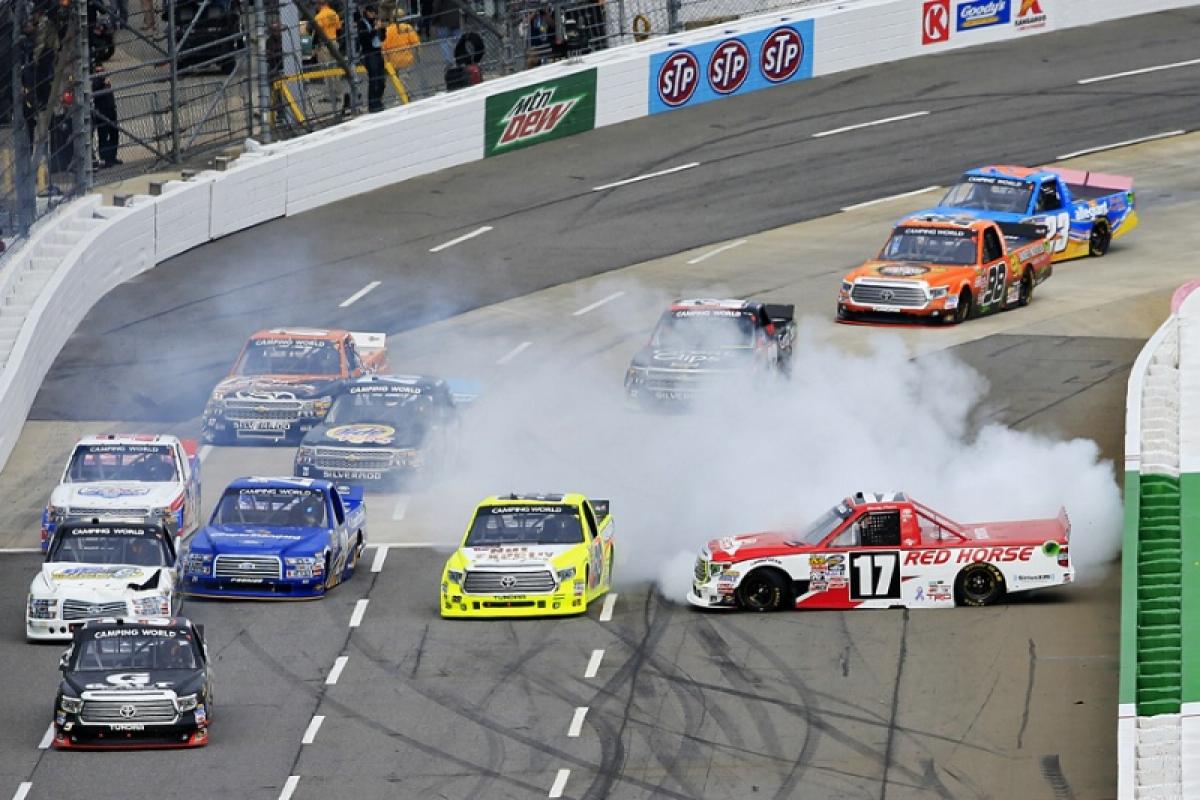 NASCAR: Gordon clinches title finale spot with Martinsville win