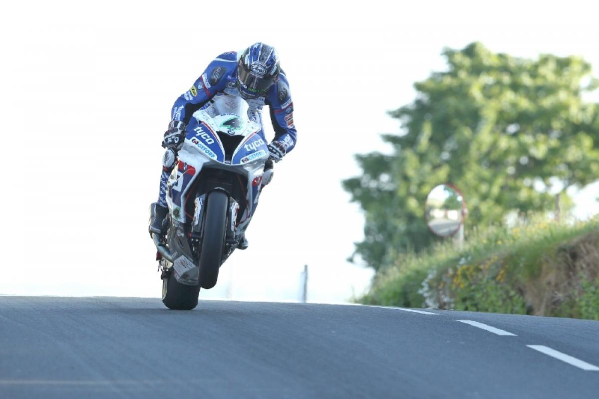 TT 2016: Hutchy fires in 130mph Superstock lap