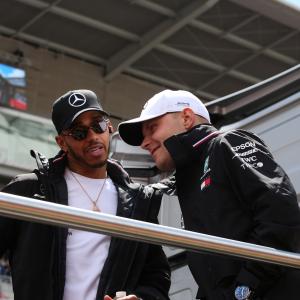 Lewis Hamilton mendominasi GP Spanyol karena perebutan ban merugikan Vettel, Ferrari